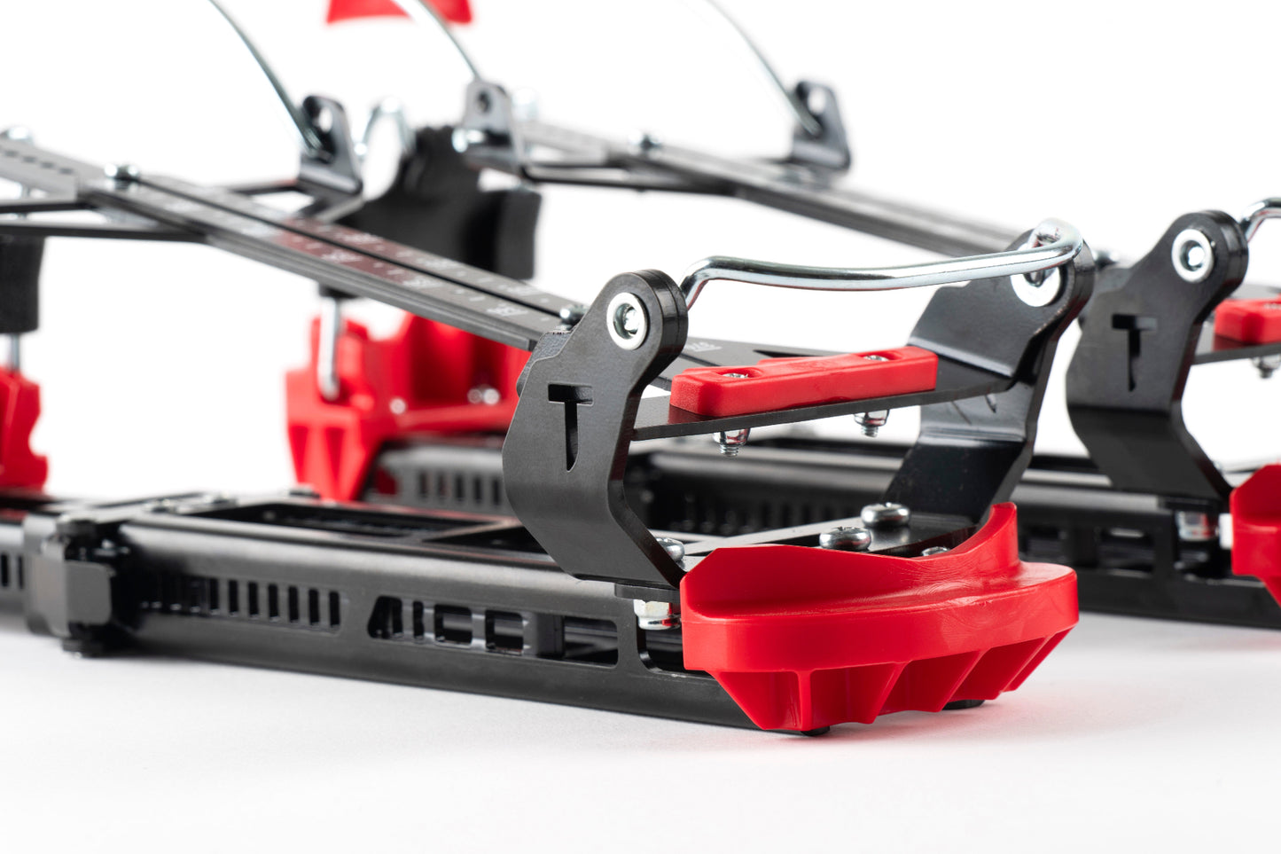 Front view of the Tjava Randi alpine ski touring adapter.